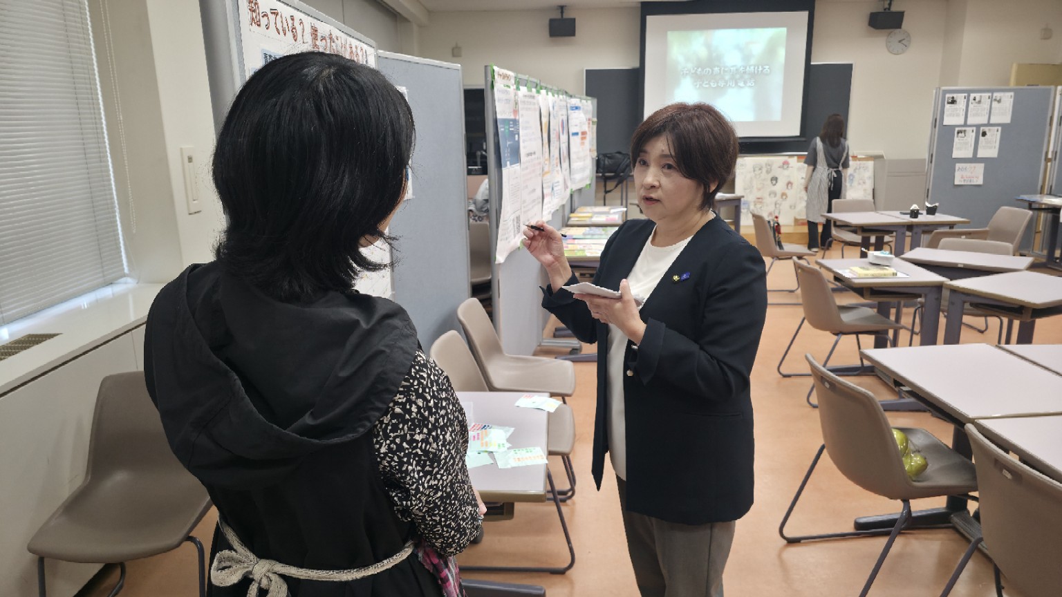 メモを取りながら話を聴く山田ちさと